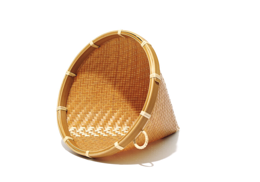 雑音のない端正なデザインで、朝のコーヒーを。作家の愛を感じる、コーヒー道具。高温と圧力で竹を蒸し焼き状にする炭化竹を使ったコーヒーフィルターは、防虫・防カビ効果があり、塗料などを使用していないので口にしたときも安心。ペーパーなどは使わず直接、粉を入れてドリップ。まろやかな味わいが楽しめる。コーヒー約4杯分の粉が入る。竹ドリッパー¥19,8 00 (吉田竹物/くるみの木 カージュ ☎0742−20−1480) 雑音のない端正なデザインで、朝のコーヒーを。作家の愛を感じる、コーヒー道具。高温と圧力で竹を蒸し焼き状にする炭化竹を使ったコーヒーフィルターは、防虫・防カビ効果があり、塗料などを使用していないので口にしたときも安心。ペーパーなどは使わず直接、粉を入れてドリップ。まろやかな味わいが楽しめる。コーヒー約4杯分の粉が入る。竹ドリッパー¥19,8 00 (吉田竹物/くるみの木 カージュ ☎0742−20−1480)