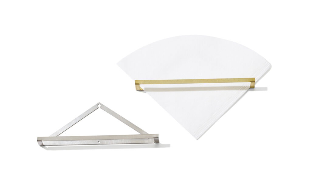 雑音のない端正なデザインで、朝のコーヒーを。作家の愛を感じる、コーヒー道具。石川・金沢を拠点に、カトラリーをはじめとした生活道具を制作する金工作家によるもの。構造はシンプルだが、収納に困りがちなペーパーフィルターを取り出しやすくホールドしてくれる、スマートな道具だ。ネジで壁に固定できるので、オブジェ感覚で取り付けたい。真鍮とステンレスの2種類。各￥3,080 (アウトバウンド mendicus.com) 4_074-081_道具_02_kage