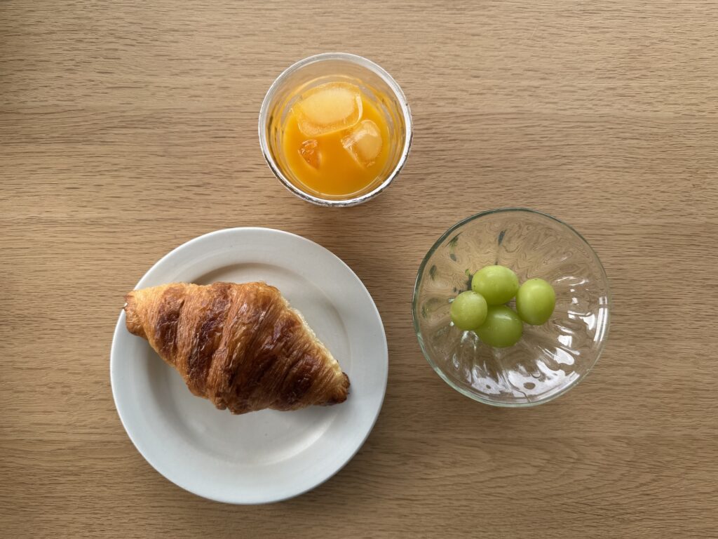 チョビとの朝食。文筆家・麻生要一郎のねことの暮らし #4 チョビとの朝食。文筆家・麻生要一郎のねことの暮らし #4