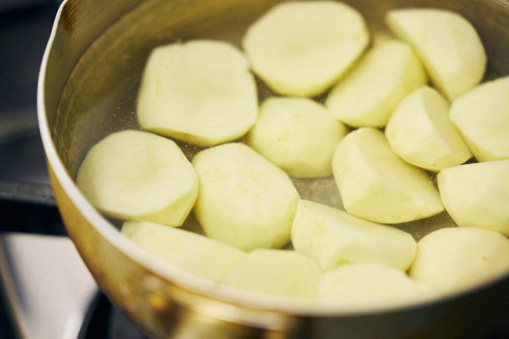 6 柚子ポテトサラダ & 塩麹半熟たまご/おべんと屋さん〈75foods〉吉森なな子のレシピ帖 #8 | このときは15分ほど茹でましたが、細かな時間はお好みでどうぞ。 6 柚子ポテトサラダ & 塩麹半熟たまご/おべんと屋さん〈75foods〉吉森なな子のレシピ帖 #8 | このときは15分ほど茹でましたが、細かな時間はお好みでどうぞ。