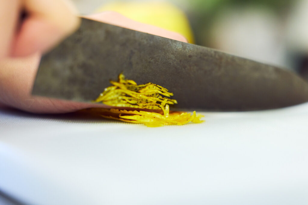 7 柚子ポテトサラダ & 塩麹半熟たまご/おべんと屋さん〈75foods〉吉森なな子のレシピ帖 #8 | 柚子皮を細く細く、同じくらいの長さで丁寧に千切りすると、仕上がりの見た目がぐっときれいになります。 7 柚子ポテトサラダ & 塩麹半熟たまご/おべんと屋さん〈75foods〉吉森なな子のレシピ帖 #8 | 柚子皮を細く細く、同じくらいの長さで丁寧に千切りすると、仕上がりの見た目がぐっときれいになります。