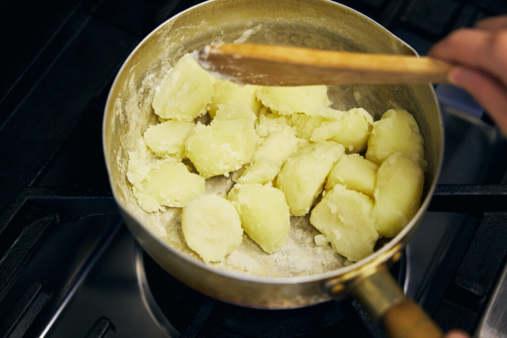 8 柚子ポテトサラダ & 塩麹半熟たまご/おべんと屋さん〈75foods〉吉森なな子のレシピ帖 #8 | 粉吹きの目安はこんな感じ。鍋を揺すっているうちに、鍋肌にじゃがいもがこびりついてきます。 8 柚子ポテトサラダ & 塩麹半熟たまご/おべんと屋さん〈75foods〉吉森なな子のレシピ帖 #8 | 粉吹きの目安はこんな感じ。鍋を揺すっているうちに、鍋肌にじゃがいもがこびりついてきます。
