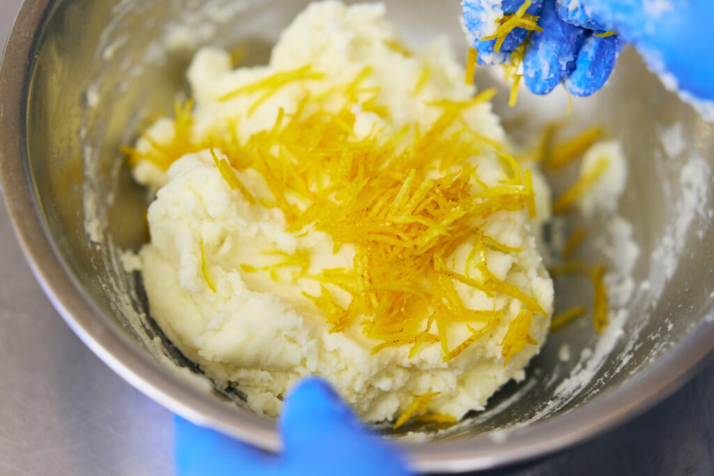 9 柚子ポテトサラダ & 塩麹半熟たまご/おべんと屋さん〈75foods〉吉森なな子のレシピ帖 #8 | じゃがいもはよくつぶしておくと、柚子皮との食感の違いも際立ちます。 9 柚子ポテトサラダ & 塩麹半熟たまご/おべんと屋さん〈75foods〉吉森なな子のレシピ帖 #8 | じゃがいもはよくつぶしておくと、柚子皮との食感の違いも際立ちます。