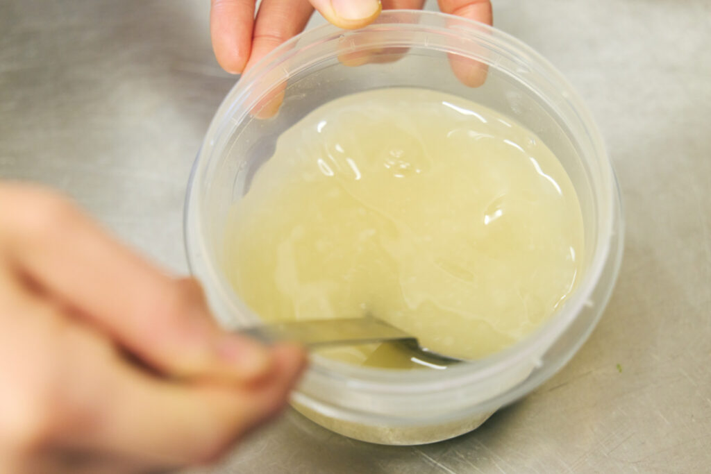 10 柚子ポテトサラダ & 塩麹半熟たまご/おべんと屋さん〈75foods〉吉森なな子のレシピ帖 #8 | 色の薄い調味液なので、卵を漬けてもほとんど変色しません。 10 柚子ポテトサラダ & 塩麹半熟たまご/おべんと屋さん〈75foods〉吉森なな子のレシピ帖 #8 | 色の薄い調味液なので、卵を漬けてもほとんど変色しません。