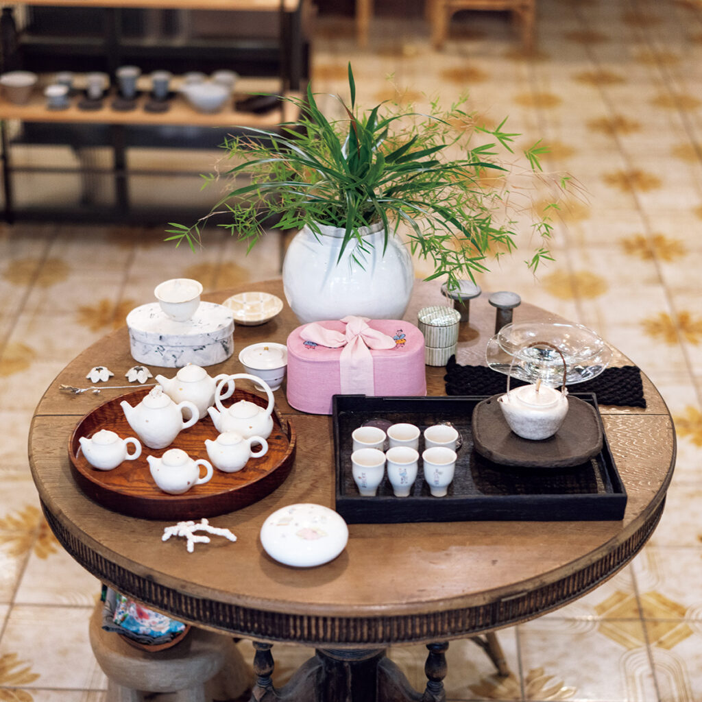 茶農家出身のデザイナーが開く店で坪林産の包種茶とモダンな茶器を。 | 花や鳥、童子を繊細なタッチで描いた〈白花花〉の茶葉入れや湯呑み、白磁に金箔をあしらった〈剛剛好〉の急須のほか、金工作家・蘇健霖さんによる純銀製の急須など、若手作家の作品が集まる。