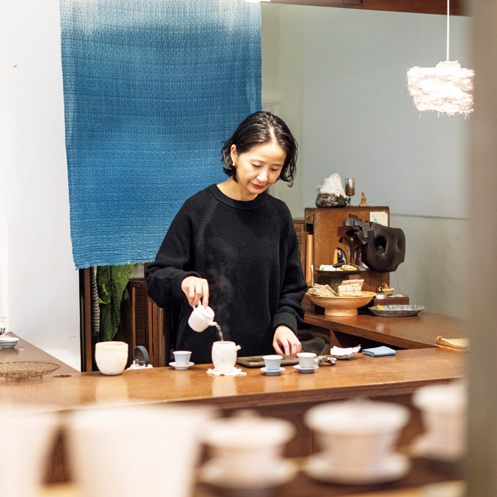 茶農家出身のデザイナーが開く店で坪林産の包種茶とモダンな茶器を。 | カウンターで試飲ができる。