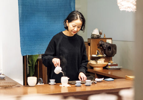 茶農家出身のデザイナーが開く店で坪林産の包種茶とモダンな茶器を。 | カウンターで試飲ができる。