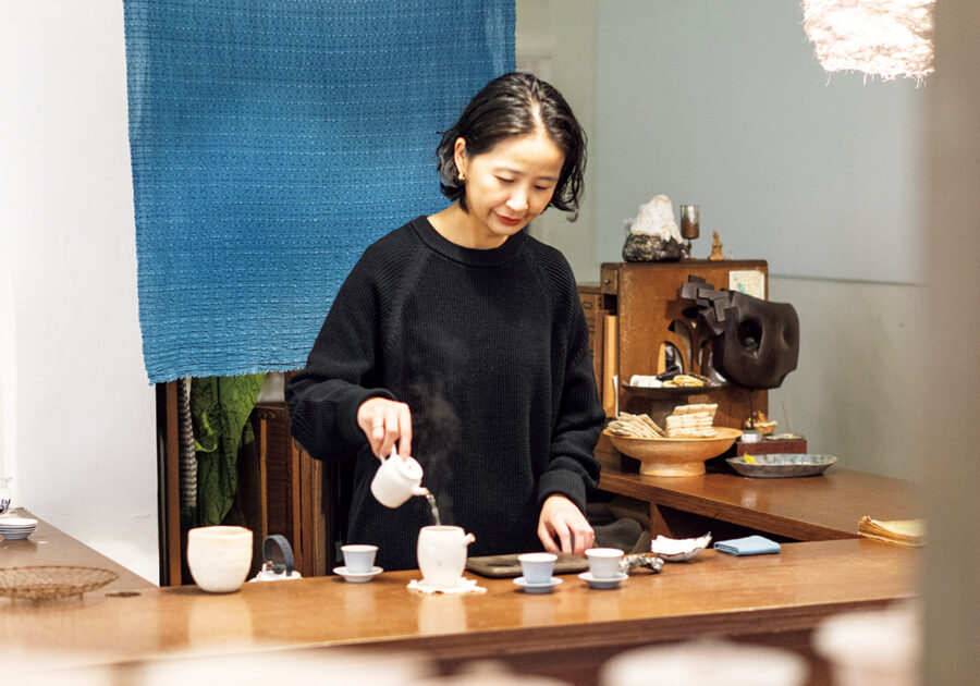 茶農家出身のデザイナーが開く店で坪林産の包種茶とモダンな茶器を。 | カウンターで試飲ができる。