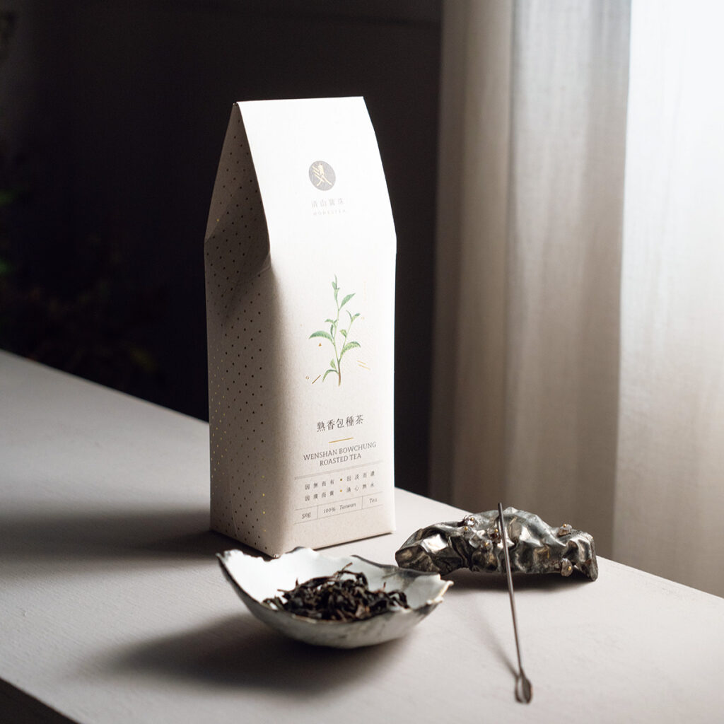 茶農家出身のデザイナーが開く店で坪林産の包種茶とモダンな茶器を。 | 包種茶の茶葉は細長く、やや湾曲。パッケージはルビーさんがデザイン。50ｇ400元。