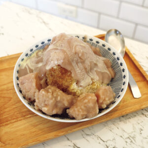 タロイモ好きにはたまらない、黒糖ミルクかき氷。【台北小吃めぐり】 | 夢のようなタロイモトリオの共演が実現した「芋頭牛奶冰」135元。