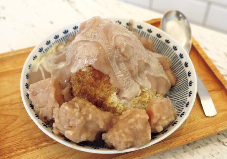 タロイモ好きにはたまらない、黒糖ミルクかき氷。【台北小吃めぐり】 | 夢のようなタロイモトリオの共演が実現した「芋頭牛奶冰」135元。