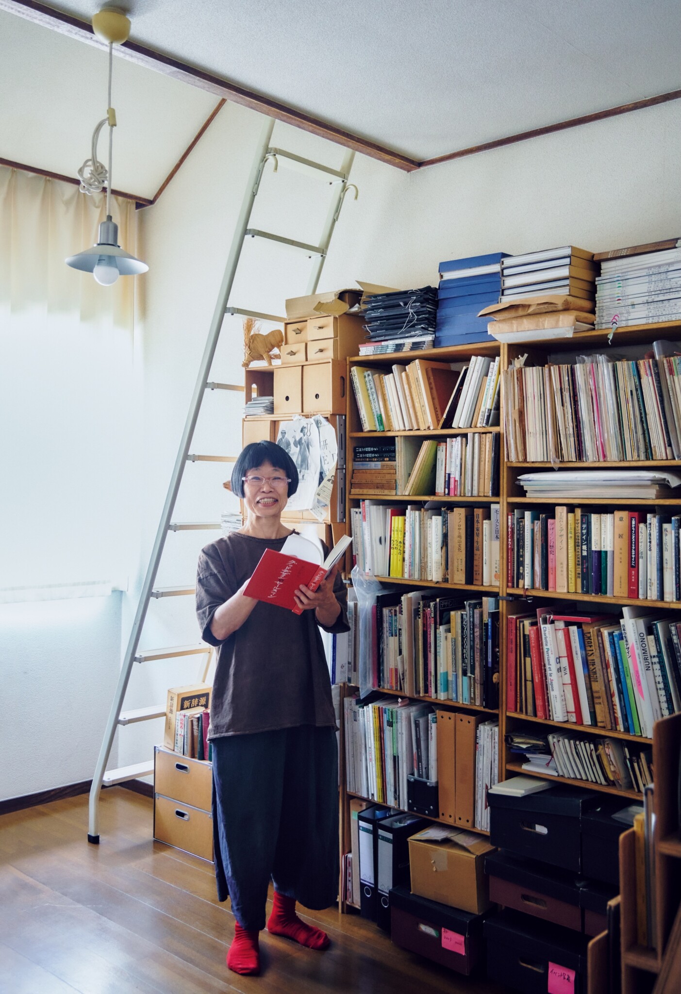 暮らしと、道具の本。 道具への好奇心に突き動かされた、〈スタジオ木瓜〉主宰・日野明子さんのやむことがない本への愛情。 | 書斎。本棚は書庫の棚も含めて、沖縄を拠点とするデザイナー、真喜志奈美が部屋のサイズに合わせて作ってくれたもの。この本棚には仕事にも活用することが多い、モダンデザイン系が揃っている。捨ててしまいがちなカタログや雑誌、冊子類も丁寧に残している。