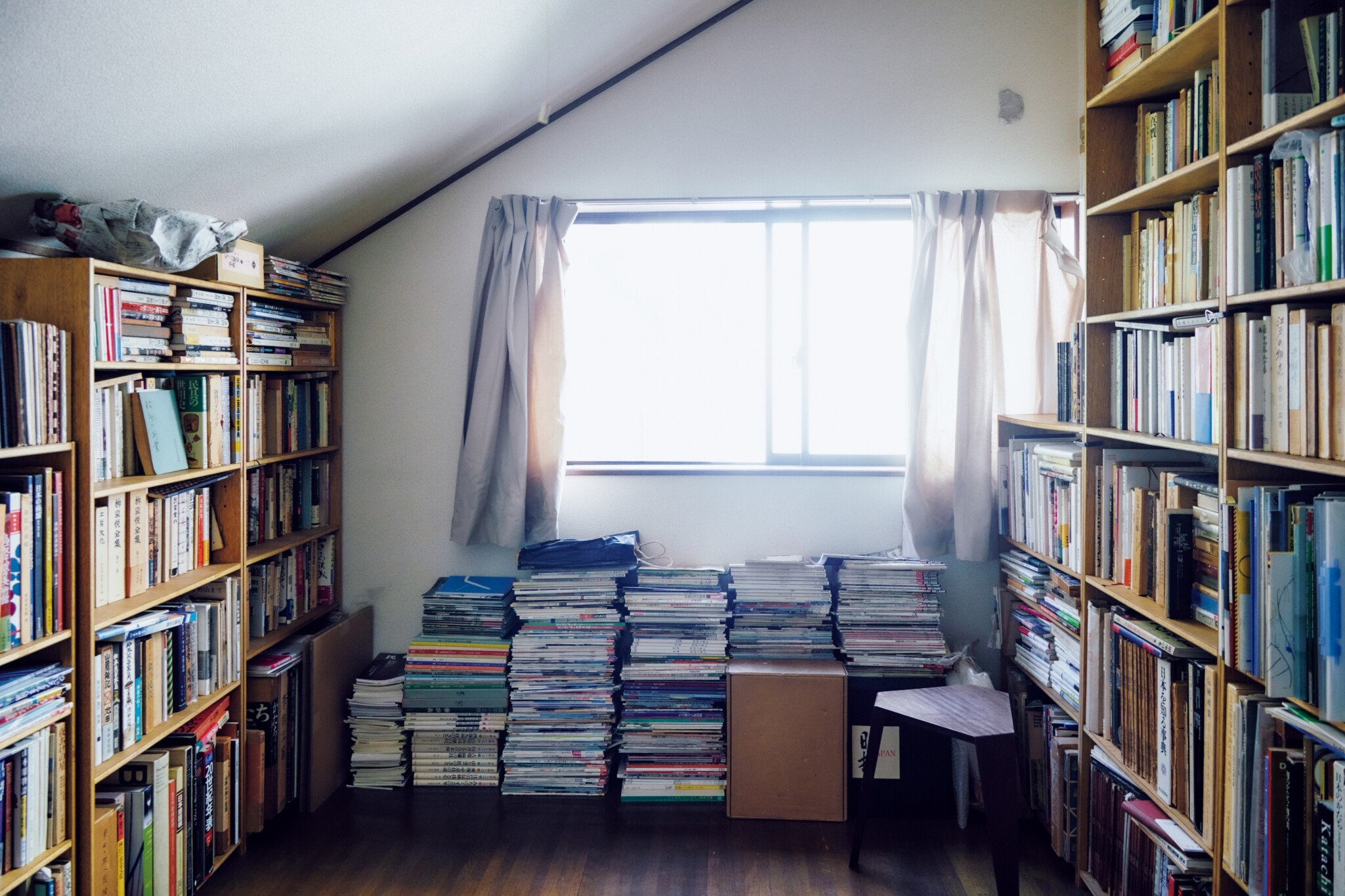 暮らしと、道具の本。 道具への好奇心に突き動かされた、〈スタジオ木瓜〉主宰・日野明子さんのやむことがない本への愛情。 | まるまる一部屋を使った書庫。ほぼ古本で埋められている。「知りたいことが1行でも書いてあると買ってしまいます。納得したいというか、もとを探りたいんです。それでどんどん増えていっちゃう。でも、これだけ資料が集まっているのだから、いつか戦後デザイン史のクラフト系について、本にまとめたいと思っています」