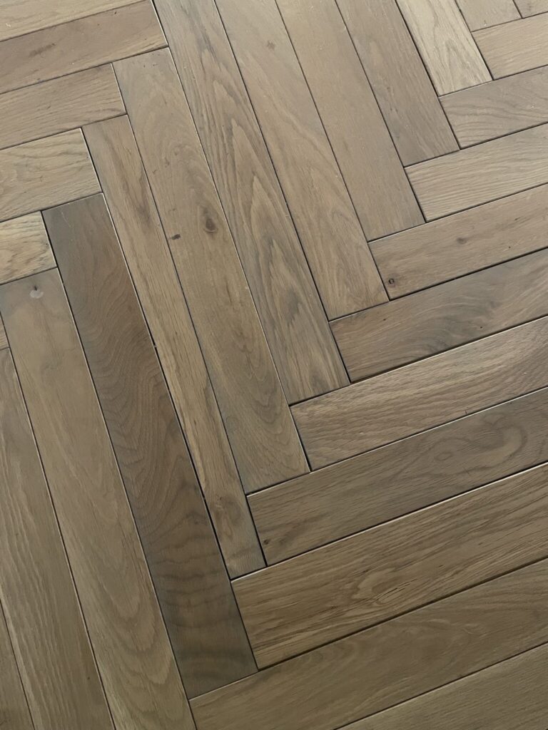 測り、切り、並べる。ヘリンボーンの床を手作業で。写真と文：ねむようこ (漫画家) #2