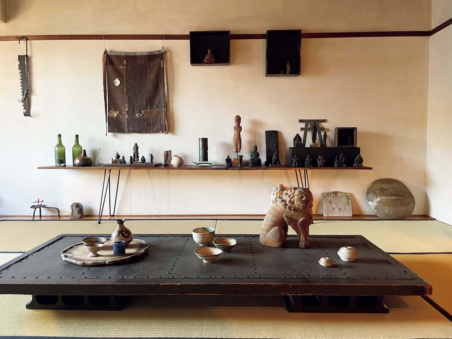 梅を愛でたあとは珈琲と骨董を。北野天満宮に行くなら、立ち寄りたい2軒。’24年に同じ今出川通沿いを西へ移転し、北野天満宮の近くに。民間仏を引き立てる漆喰壁の空間となった。▷京都市上京区今小路通御前通東入ル西今小路町815‒1 ☎075‒467‒4400 13:00～19:00 不定休 | ’24年に同じ今出川通沿いを西へ移転し、北野天満宮の近くに。民間仏を引き立てる漆喰壁の空間となった。▷京都市上京区今小路通御前通東入ル西今小路町815‒1 ☎075‒467‒4400 13:00～19:00 不定休