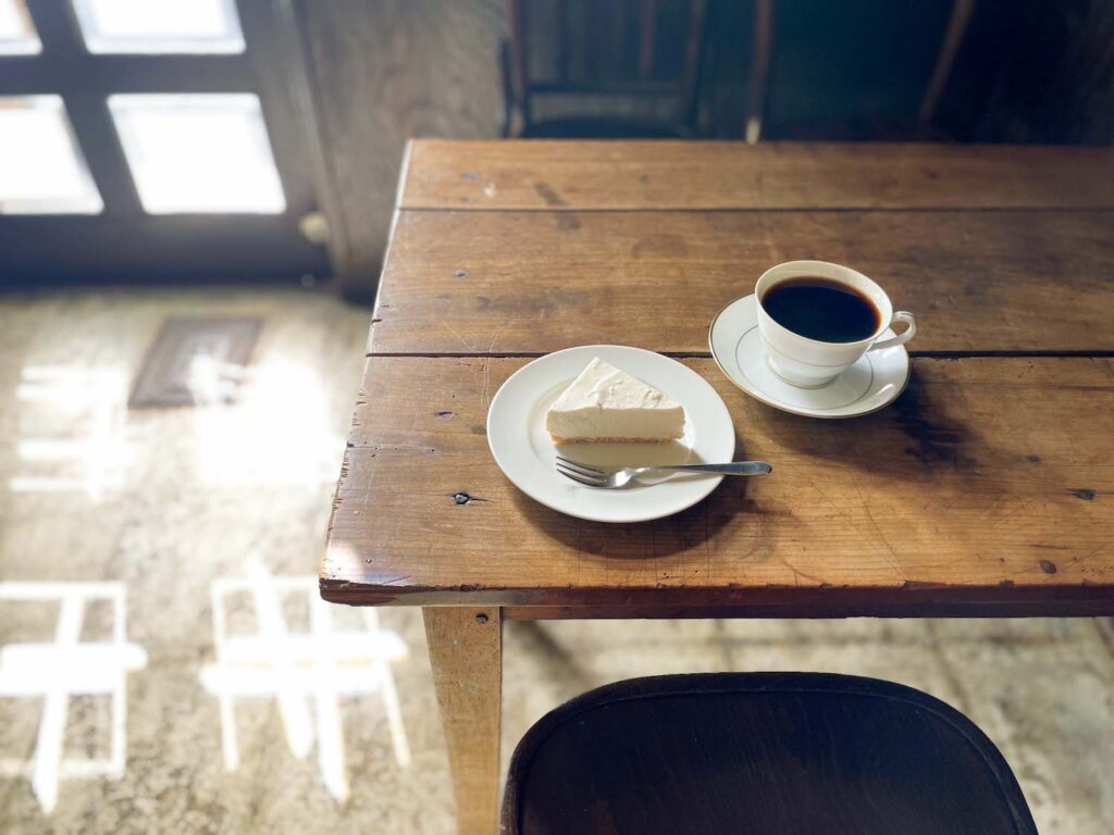 梅を愛でたあとは珈琲と骨董を。北野天満宮に行くなら、立ち寄りたい2軒。2025年9月に一条通へ移転。深めの自家焙煎コーヒーと、つかのま誘ってくれる非日常感は変わらないまま。コーヒー￥600、チーズケーキ￥600。▷京都市上京区西町22‒5 ☎なし 13:00～23:00 火水休