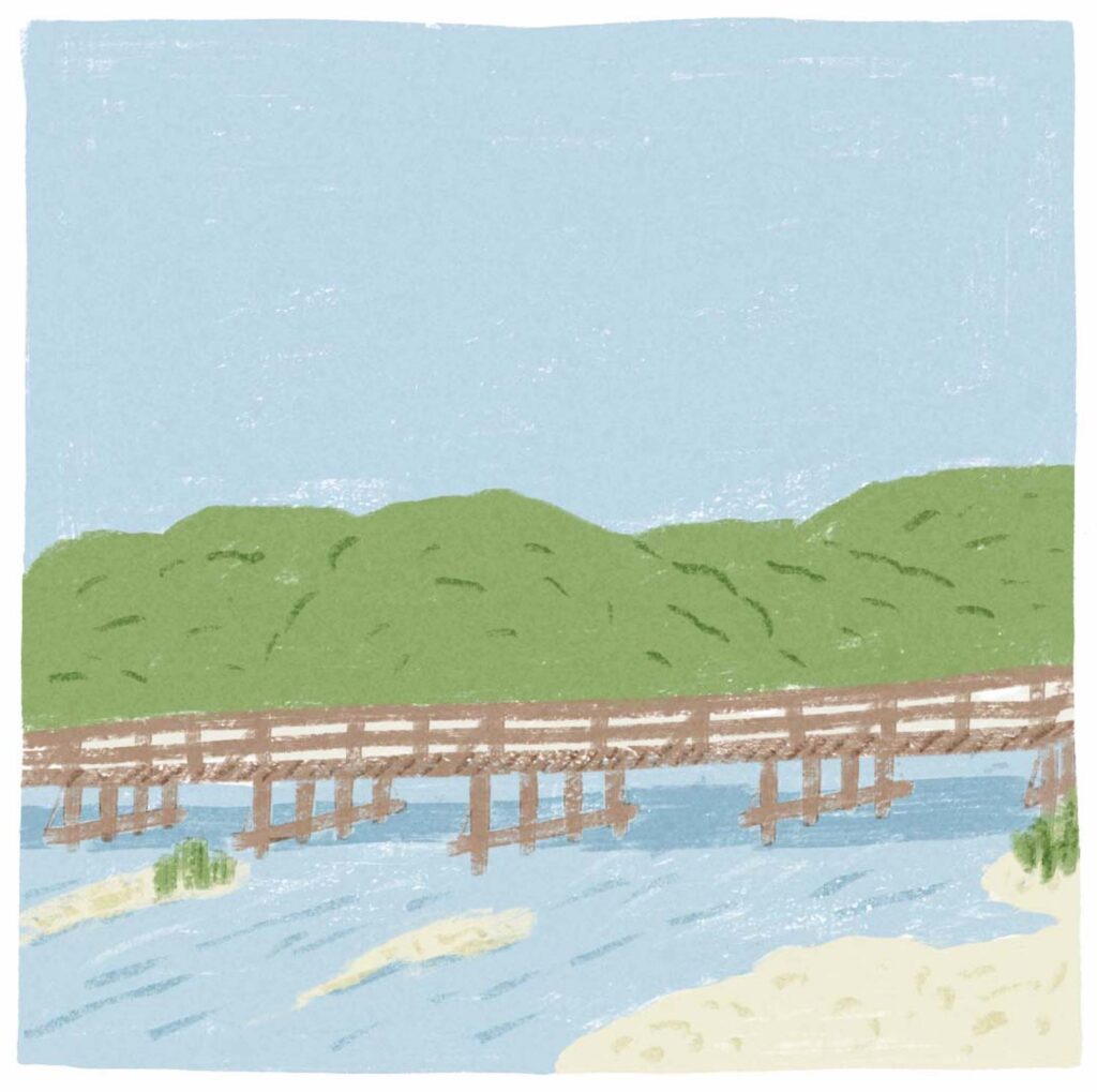 アートと建築とに彩られる嵐山。渡月橋に行くなら、立ち寄りたい2軒。 | 渡月橋 大堰川に架かる嵐山を象徴する渡月橋。起源は平安時代に遡り、空海の弟子・道昌が架けた法輪寺橋にあるという。渡月橋と呼ばれるようになったのは鎌倉時代。亀山上皇が満月の夜に舟遊びを楽しみ、月が橋の上を渡るように見えた景色を「くまなき月の渡るに似たり」と詠んだことに由来すると伝わっている。幾度となく川の氾濫で流され、現在のものは昭和9(1934)年に架けられたもの。▷京都市右京区嵯峨中ノ島町 アートと建築とに彩られる嵐山。渡月橋に行くなら、立ち寄りたい2軒。