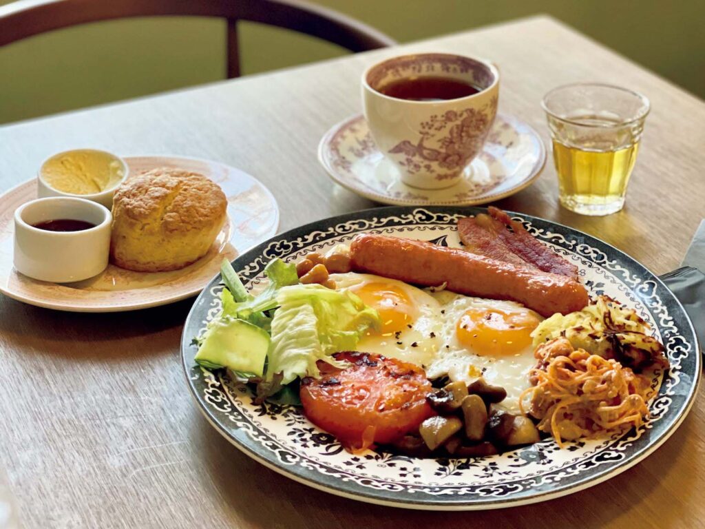 アートと建築とに彩られる嵐山。渡月橋に行くなら、立ち寄りたい2軒。KIKI’sイングリッシュブレックファスト¥2,900 (~11:00は¥2,600) 。▷京都市右京区嵯峨天龍寺車道町1 ☎075‒432‒7385 9:00~17:00 (16:00LO、朝食~11:00、ティーフリー最終15:30) 不定休 | KIKI’sイングリッシュブレックファスト¥2,900(~11:00は¥2,600)。▷京都市右京区嵯峨天龍寺車道町1 ☎075‒432‒7385 9:00~17:00(16:00LO、朝食~11:00、ティーフリー最終15:30) 不定休 アートと建築とに彩られる嵐山。渡月橋に行くなら、立ち寄りたい2軒。KIKI’sイングリッシュブレックファスト¥2,900 (~11:00は¥2,600) 。▷京都市右京区嵯峨天龍寺車道町1 ☎075‒432‒7385 9:00~17:00 (16:00LO、朝食~11:00、ティーフリー最終15:30) 不定休