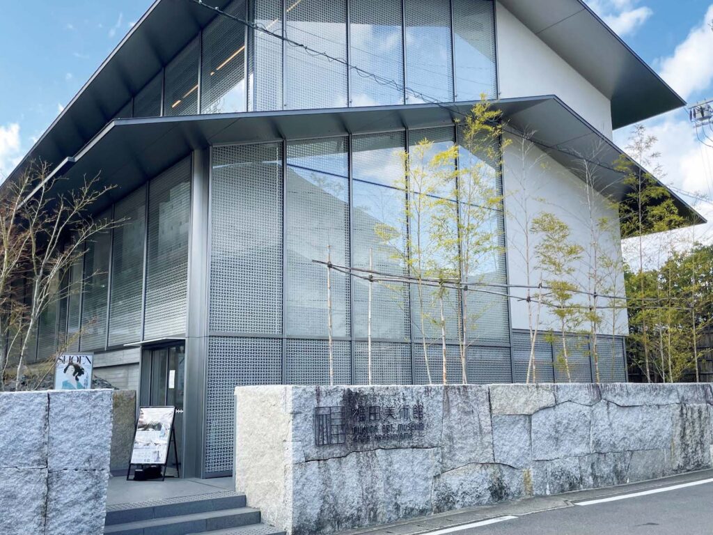 アートと建築とに彩られる嵐山。渡月橋に行くなら、立ち寄りたい2軒。伊藤若冲や竹内栖鳳ら、江戸から近代にかけての日本画中心のコレクション。▷京都市右京区嵯峨天龍寺芒ノ馬場町3‒16 ☎075‒863‒0606 10:00~17:00 (入館~16:30) 展示替え期間、年末年始休 | 伊藤若冲や竹内栖鳳ら、江戸から近代にかけての日本画中心のコレクション。▷京都市右京区嵯峨天龍寺芒ノ馬場町3‒16
☎075‒863‒0606 10:00~17:00(入館~16:30) 展示替え期間、年末年始休 アートと建築とに彩られる嵐山。渡月橋に行くなら、立ち寄りたい2軒。伊藤若冲や竹内栖鳳ら、江戸から近代にかけての日本画中心のコレクション。▷京都市右京区嵯峨天龍寺芒ノ馬場町3‒16 ☎075‒863‒0606 10:00~17:00 (入館~16:30) 展示替え期間、年末年始休