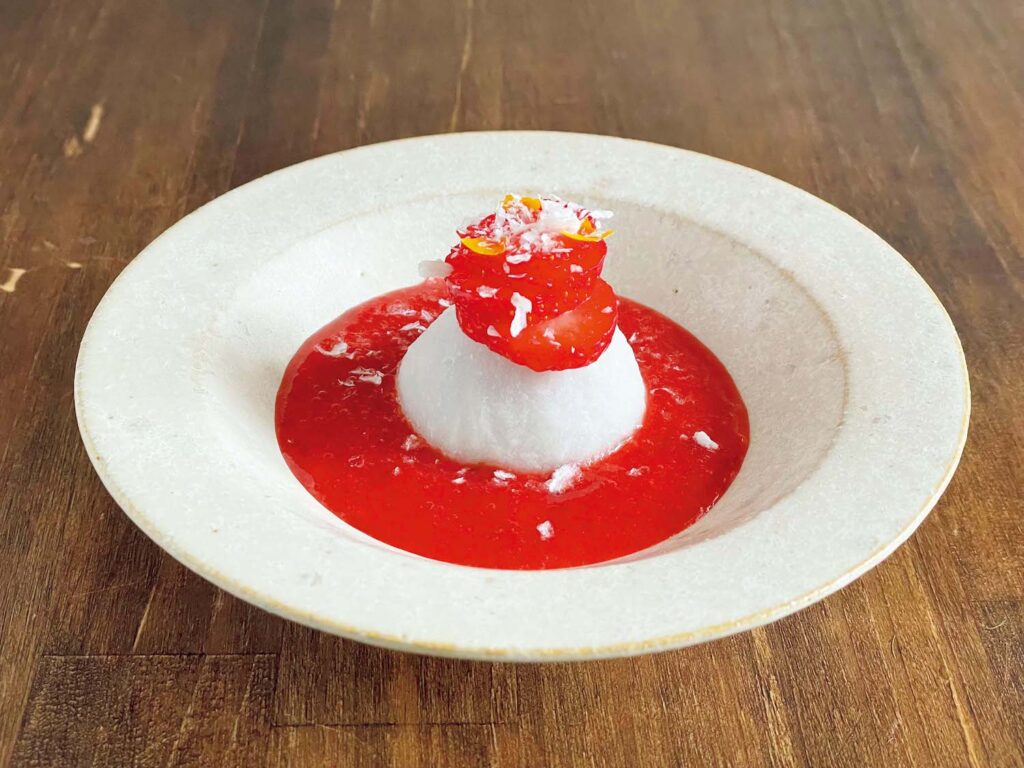 コーヒー激戦区の新顔と、和菓子と。元離宮二条城に行くなら、立ち寄りたい2軒。苺スープで食べる苺大福、風光る¥900。 ▷京都市上京区主税町1066‒1 ☎なし 12:00~17:00 (16:30LO) 不定休 アラカルトのみのり喫茶、みのり菓子コースはそれぞれ月に2~3回の営業。 | 苺スープで食べる苺大福、風光る¥900。 ▷京都市上京区主税町1066‒1 ☎なし 12:00~17:00(16:30LO) 不定休 アラカルトのみのり喫茶、みのり菓子コースはそれぞれ月に2~3回の営業。 コーヒー激戦区の新顔と、和菓子と。元離宮二条城に行くなら、立ち寄りたい2軒。苺スープで食べる苺大福、風光る¥900。 ▷京都市上京区主税町1066‒1 ☎なし 12:00~17:00 (16:30LO) 不定休 アラカルトのみのり喫茶、みのり菓子コースはそれぞれ月に2~3回の営業。