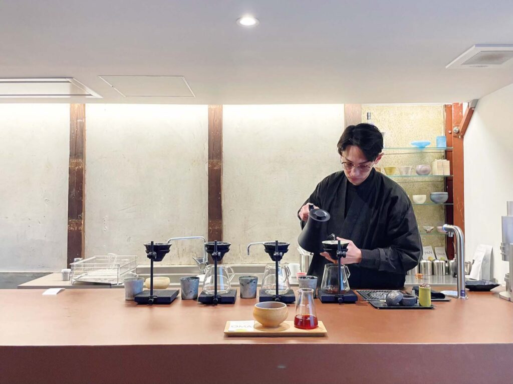 コーヒー激戦区の新顔と、和菓子と。元離宮二条城に行くなら、立ち寄りたい2軒。伏見を拠点にするロースタリーの2号店。コーヒーは浅煎りを中心に8種ほど。エチオピア ゲシャビレッジ オマ Lot A‒05 ¥2,000。▷京都市中京区姉猪熊町325‒2 ☎075‒384‒1890 9:00~18:00 不定休 | 伏見を拠点にするロースタリーの2号店。コーヒーは浅煎りを中心に8種ほど。エチオピア ゲシャビレッジ オマ Lot A‒05 ¥2,000。▷京都市中京区姉猪熊町325‒2 ☎075‒384‒1890 9:00~18:00 不定休 コーヒー激戦区の新顔と、和菓子と。元離宮二条城に行くなら、立ち寄りたい2軒。伏見を拠点にするロースタリーの2号店。コーヒーは浅煎りを中心に8種ほど。エチオピア ゲシャビレッジ オマ Lot A‒05 ¥2,000。▷京都市中京区姉猪熊町325‒2 ☎075‒384‒1890 9:00~18:00 不定休