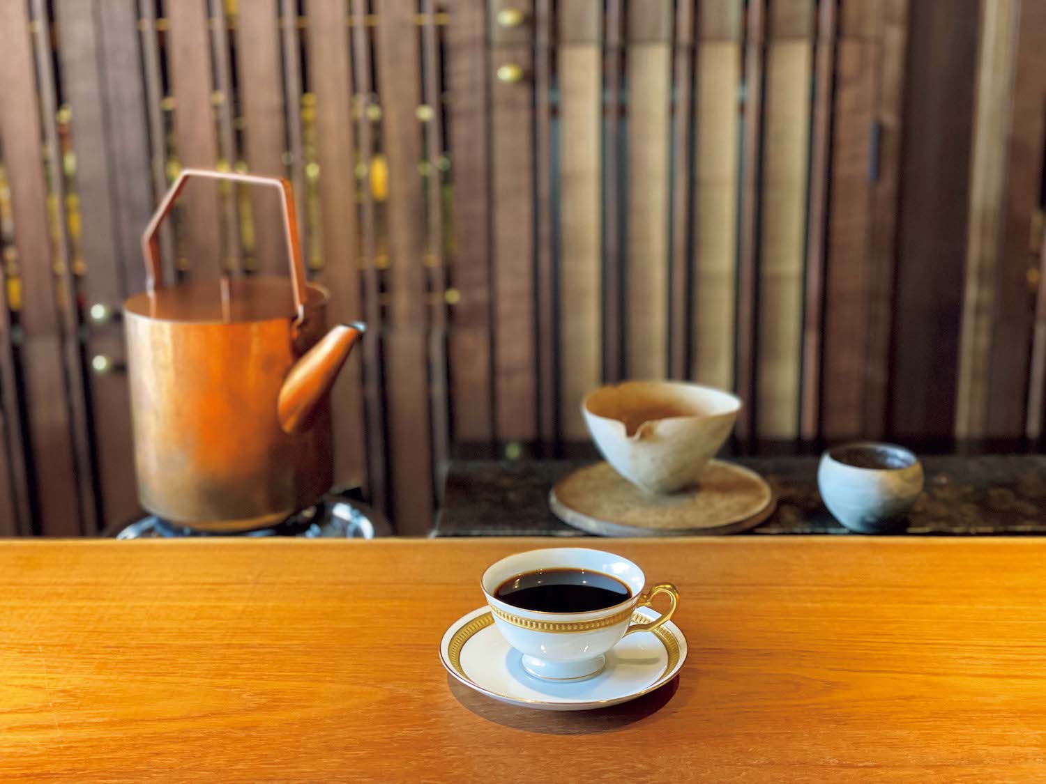 何度もさんぽしたくなる森と実力派。下鴨神社に行くなら、立ち寄りたい2軒。ネルドリップで抽出するコーヒーは、ブレンドを含め4 種類。ブレンド￥800。ランチプレート￥2,800も。▷京都市左京区下鴨森本町9 ☎080‒2957‒4909 11:00～23:00 (食事～15:00) 水木休 | ネルドリップで抽出するコーヒーは、ブレンドを含め4種類。ブレンド￥800。ランチプレート￥2,800も。▷京都市左京区下鴨森本町9 ☎080‒2957‒4909 11:00～23:00（食事～15:00） 水木休