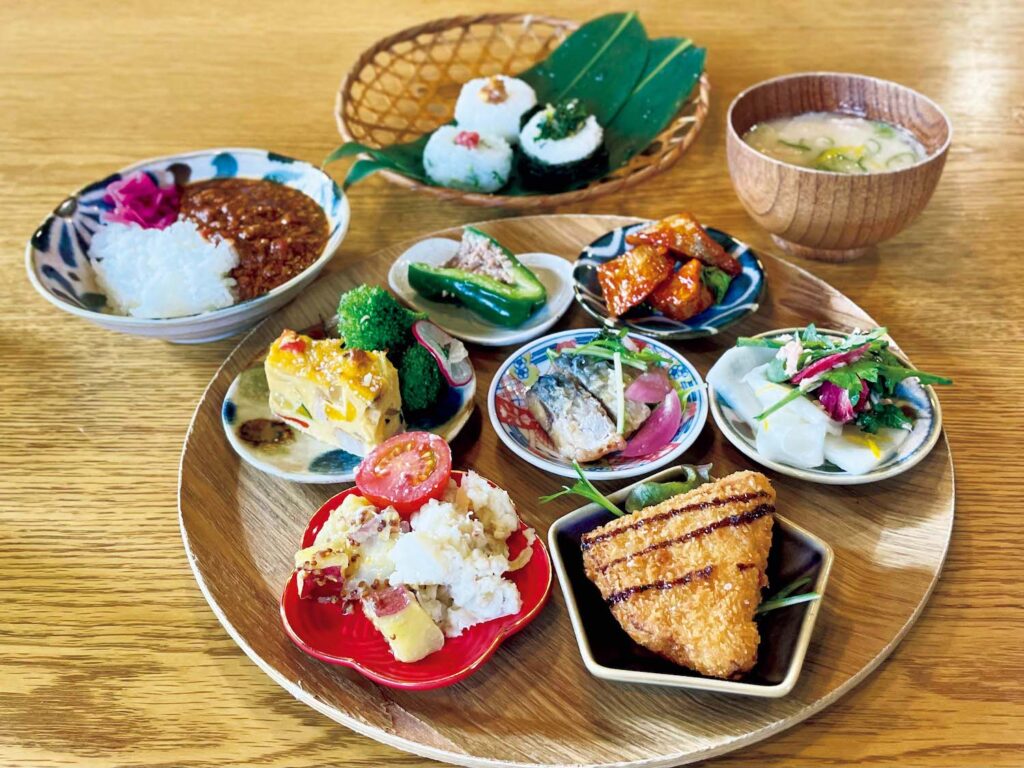 馬との縁をたどり、地の恵を味わう。上加茂神社に行くなら、立ち寄りたい2軒。味わいの幅が魅力のビュッフェ￥3,000 (75分制) 。▷京都市北区上賀茂御薗口町6‒1 ☎075‒711‒1133 11:00～ 12:30～ 土日祝11:00～ 12:30～ 14:00～ テイクアウト11:00～16:00 火休 予約優先制