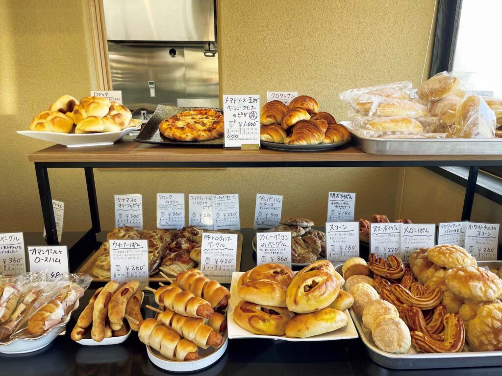 馬との縁をたどり、地の恵を味わう。上加茂神社に行くなら、立ち寄りたい2軒。賀茂川を望むロケーションで、週に2 日だけ開かれる薪窯パンの店。豊富な種類から好みの味を見つけたい。▷京都市北区上賀茂菖蒲園町86‒9 ☎なし 木土のみ10:00～売り切れ次第終了 (夕方頃) 