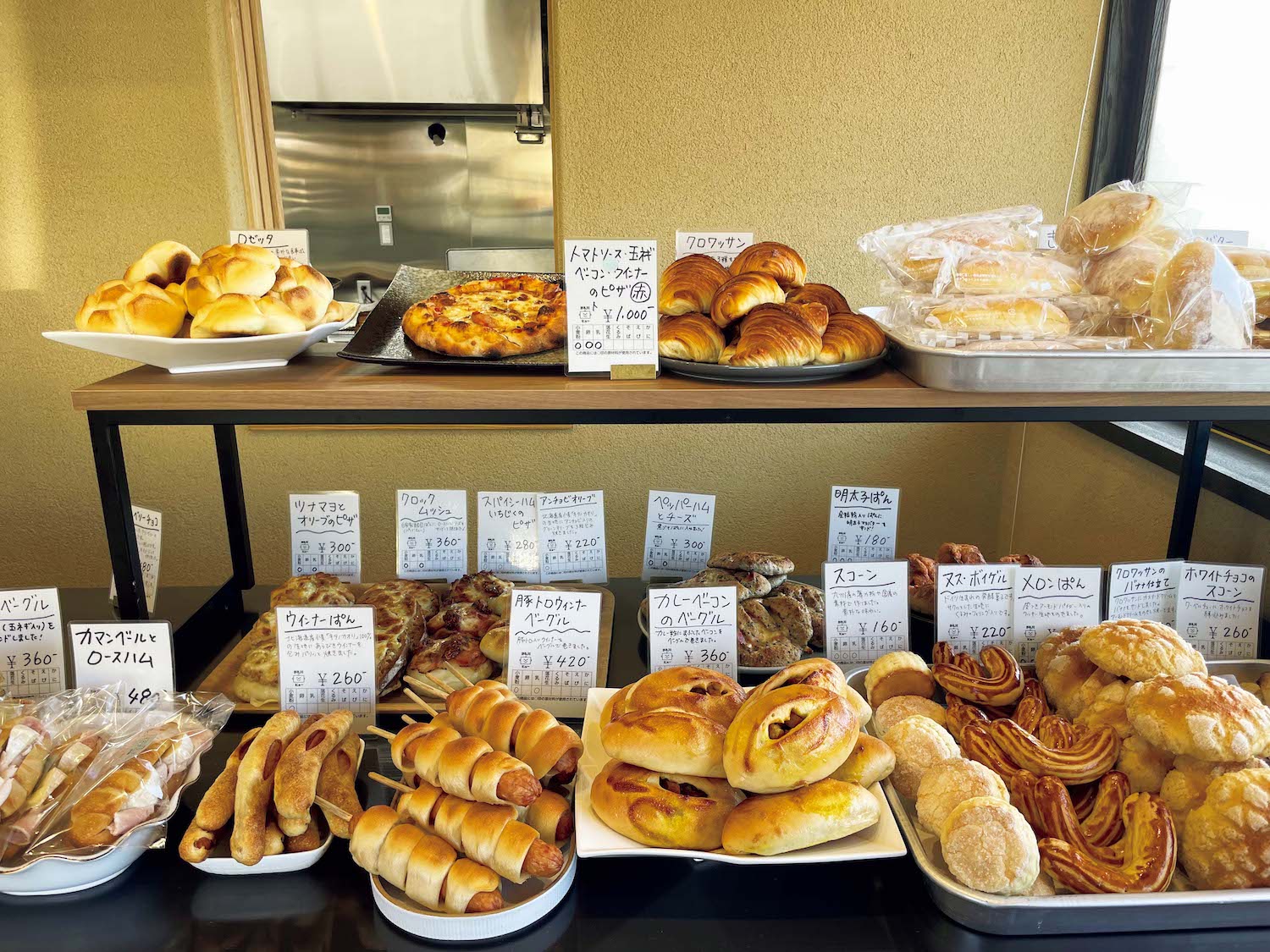 馬との縁をたどり、地の恵を味わう。上加茂神社に行くなら、立ち寄りたい2軒。賀茂川を望むロケーションで、週に2 日だけ開かれる薪窯パンの店。豊富な種類から好みの味を見つけたい。▷京都市北区上賀茂菖蒲園町86‒9 ☎なし 木土のみ10:00～売り切れ次第終了 (夕方頃) | 賀茂川を望むロケーションで、週に2日だけ開かれる薪窯パンの店。豊富な種類から好みの味を見つけたい。▷京都市北区上賀茂菖蒲園町86‒9 ☎なし 木土のみ10:00～売り切れ次第終了（夕方頃）