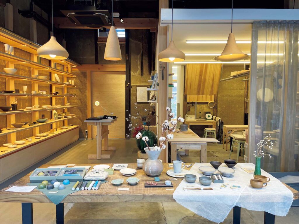 朱塗りの神宮と新旧の名物めぐり。平安神宮に行くなら、立ち寄りたい2軒。白川沿いの町家を改装した文化複合施設。写真はセラミックスタジオ『時の端』。『HiTOHi』のオリジナル皿の購入も可。