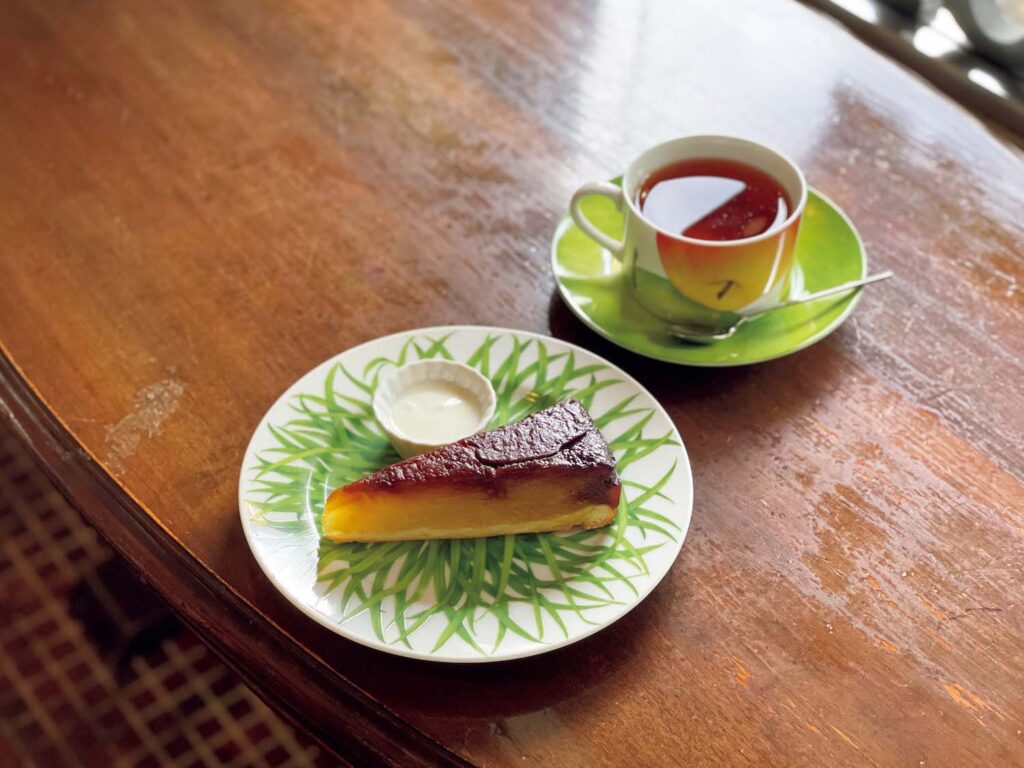 朱塗りの神宮と新旧の名物めぐり。平安神宮に行くなら、立ち寄りたい2軒。タルトタタン愛好家協会からも認められたレシピを受け継ぐ。タルトタタン ケーキセット￥1,520。