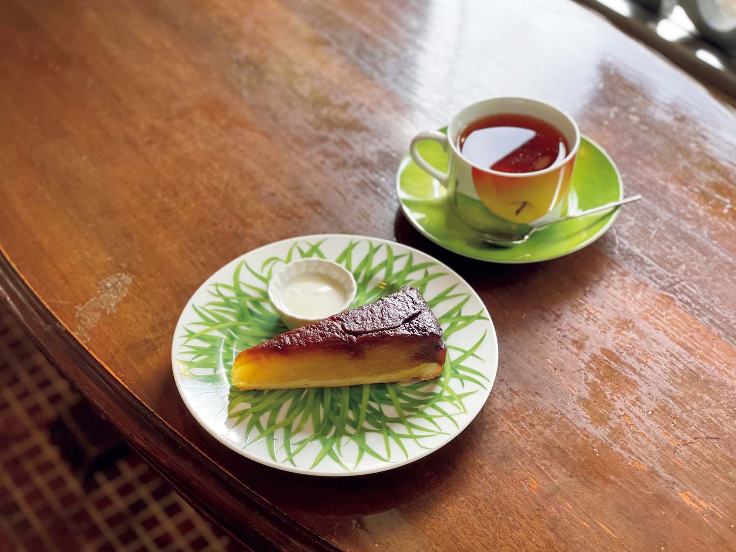 朱塗りの神宮と新旧の名物めぐり。平安神宮に行くなら、立ち寄りたい2軒。タルトタタン愛好家協会からも認められたレシピを受け継ぐ。タルトタタン ケーキセット￥1,520。 | タルトタタン愛好家協会からも認められたレシピを受け継ぐ。タルトタタン ケーキセット￥1,520。▷京都市左京区聖護院円頓美町47‒5 ☎075‒751‒0591 11:30～18:00（17:00LO）月休ほか不定休