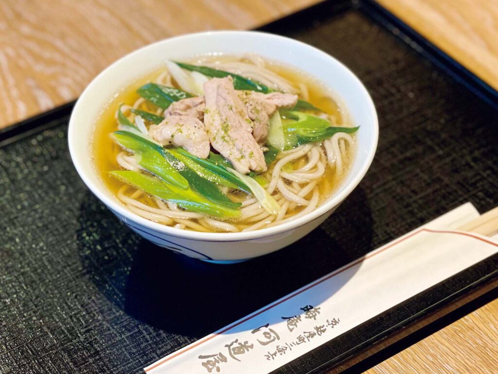 食の台所とともに街中の名物店へ。錦市場に行くなら、立ち寄りたい2軒。もも肉の旨味が香り高い出汁と合わさり、ここだけの味が完成する。鴨なんばそば￥1,600。