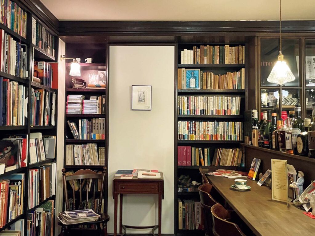 食の台所とともに街中の名物店へ。錦市場に行くなら、立ち寄りたい2軒。惜しまれつつ40年の歴史の幕を閉じた古書店『アスタルテ書房』の空間と蔵書を引き継いだカフェ。珈琲￥900。