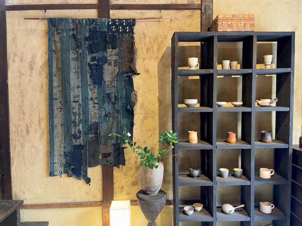 東山の建築散策に続くおやつと美。京都国立博物館に行くなら、立ち寄りたい2軒。築100年の町家長屋をリノベーションした3棟のスイート『マーナ キヨミズ』に併設されたライフスタイルショップ。