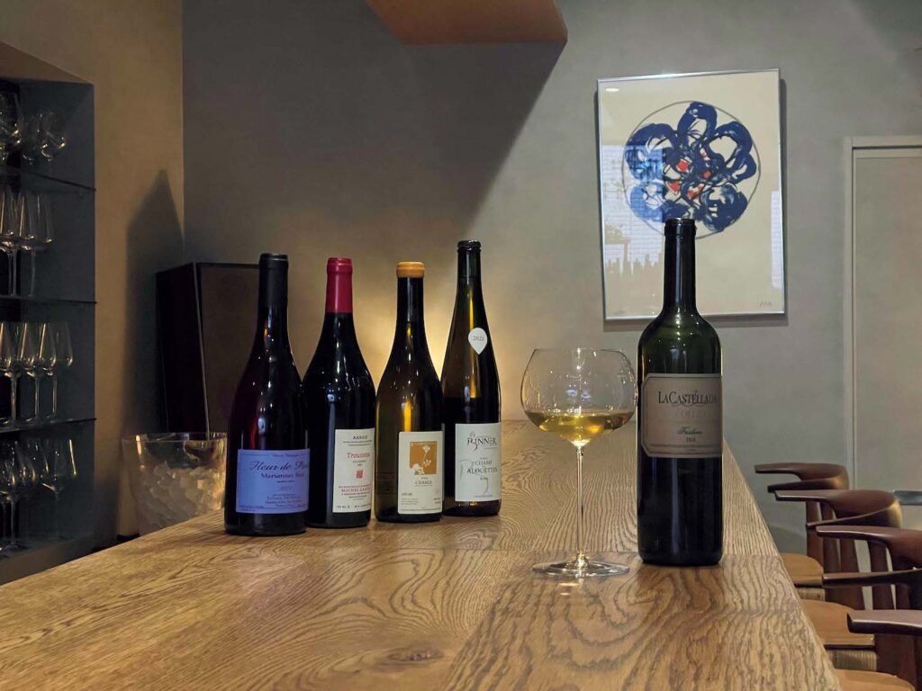 残りわずかな旅を締めるワインと土産。ニデック京都タワーに行くなら、立ち寄りたい2軒。じっくり向き合いたい自然派のワインが揃う。