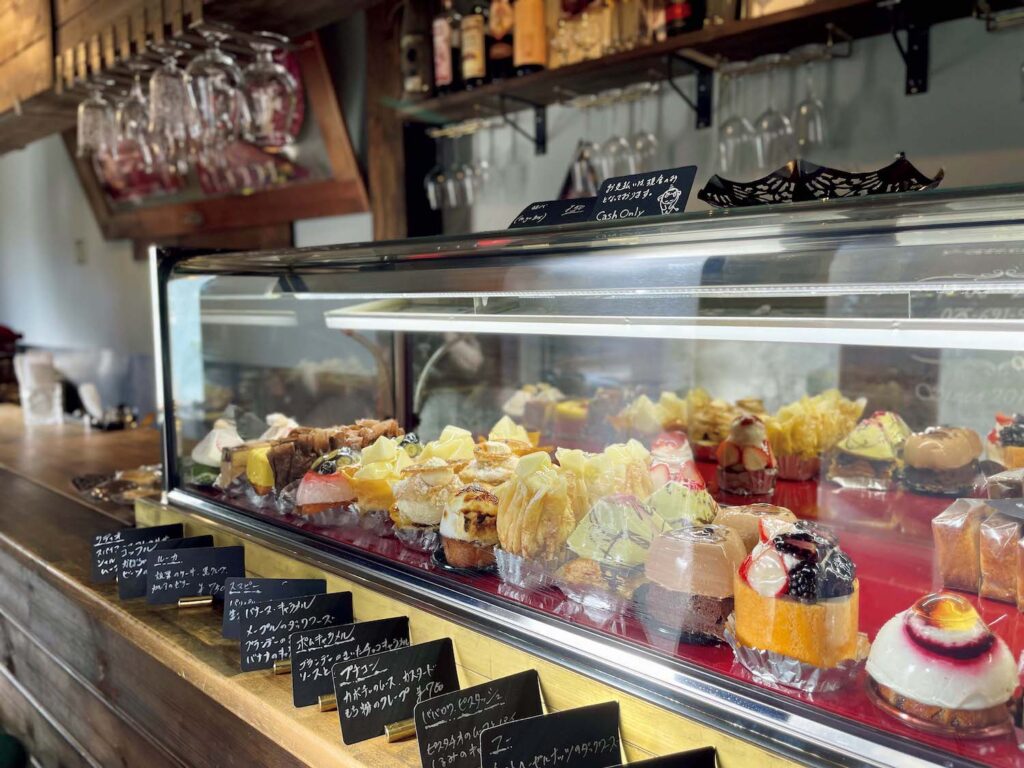 東のケーキか、西のギョーザか。東寺に行くなら、立ち寄りたい2軒。インパクトある見た目と、いい意味で期待を裏切る軽やかなケーキが揃うパティスリーカフェ。夏はソフトクリームも。