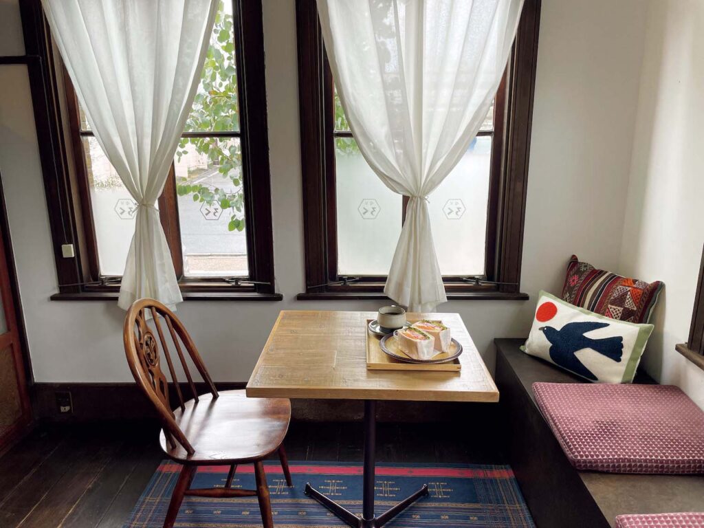 名所の顔の向こう側にあるいいところ。伏見稲荷に行くなら、立ち寄りたい2軒。松井家住宅を改装したカフェ。BLTサンドウィッチ￥1,500、オリジナルブレンドコーヒー￥660。