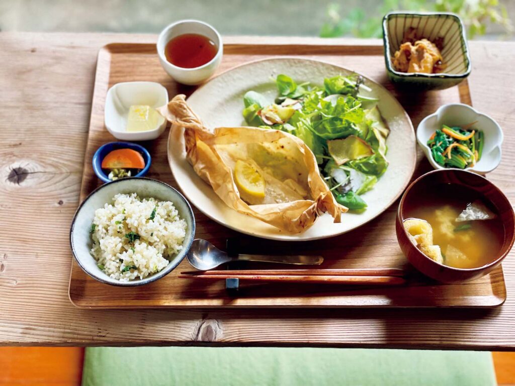 美術と食と、街の空気に触れる時間。大山崎山荘美術館に行くなら、立ち寄りたい2軒。野菜をふんだんに使った月替わりの季節のおひるごはん￥1,980。