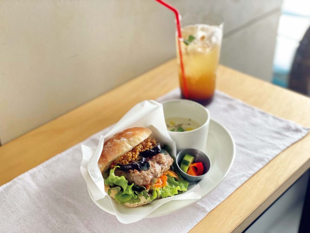 美術と食と、街の空気に触れる時間。大山崎山荘美術館に行くなら、立ち寄りたい2軒。Borderハンバーガー￥1,100、オリジナルシロップのふもとソーダ￥600。