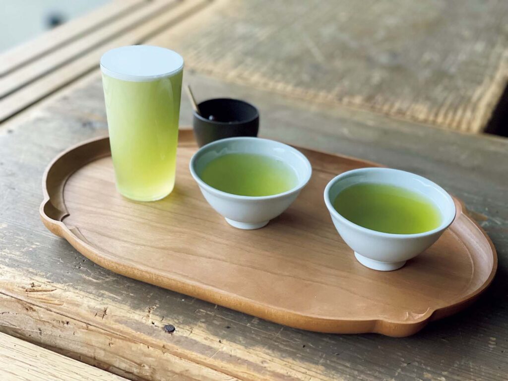 宇治のほとりで歴史と茶文化を巡る。平等院に行くなら、立ち寄りたい2軒。店内にごく小規模の製茶場を設けており、揉みたての煎茶を味わえるティースタンド。煎茶三種飲み比べ￥1,500。