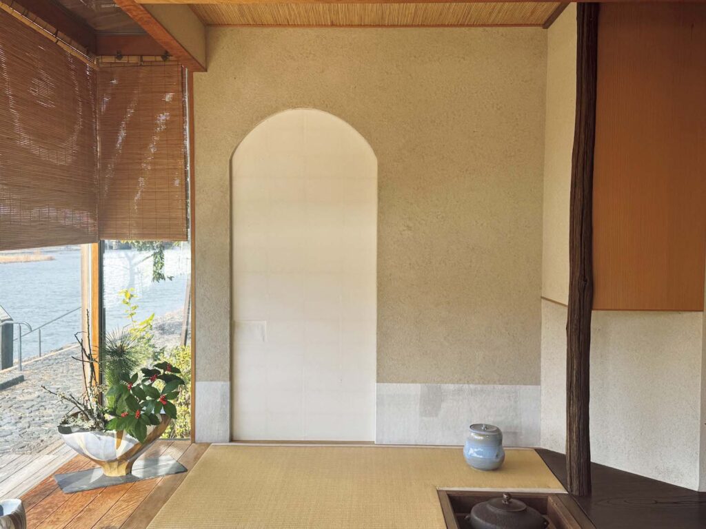 宇治のほとりで歴史と茶文化を巡る。平等院に行くなら、立ち寄りたい2軒。月白釉に代表される十六世松林豊斎さんの作品から、朝日窯工房作品まで、品のある茶器などが揃う。宇治川を眺めながら選びたい。