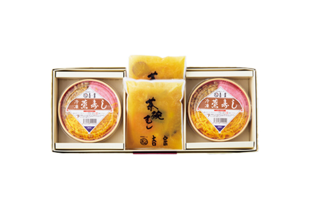 冷凍の茶碗むしと蒸寿しのセット。蒸寿しは電子レンジで温めるだけ。茶碗むしは解凍したら器に注いで蒸したてを。お店で人気のメニューが自宅で好きなときに楽しめる。2人前セット￥3,294。豚の角煮、お多福豆なども入るネット限定「吉宗お取り寄せセット」￥3,294も。お待ちかね、今年の冬のお取り寄せ。ベテランフードライターのぴいさんがお贈りする厳選うまいものガイド。