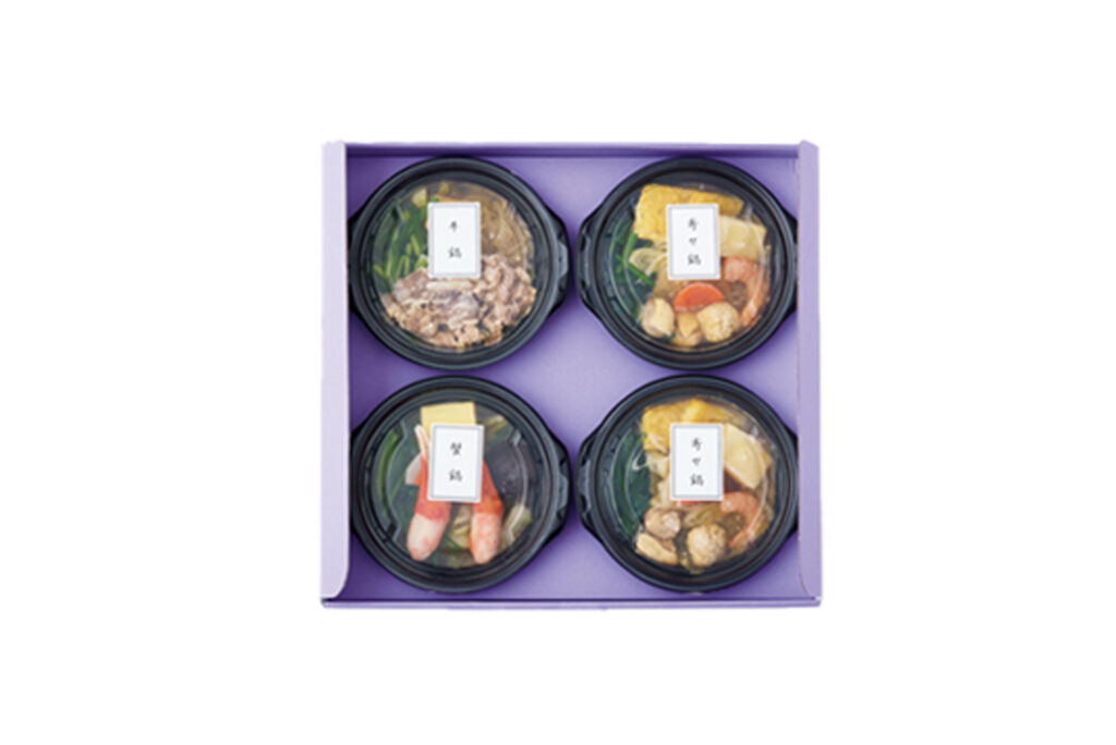 たん熊北店オリジナルの「一番だし」を使用し、素材の風味を引き立たせた優しい味わいの小鍋が冷凍便で届く。電子レンジ調理OK。寄せ鍋 (300ｇ) ×2、牛鍋 (300ｇ) ×1、蟹鍋 (290ｇ) ×1。計4個入りで￥6,912。同店名物のすっぽん鍋「丸鍋セット」￥10,800も人気。お待ちかね、今年の冬のお取り寄せ。ベテランフードライターのぴいさんがお贈りする厳選うまいものガイド。