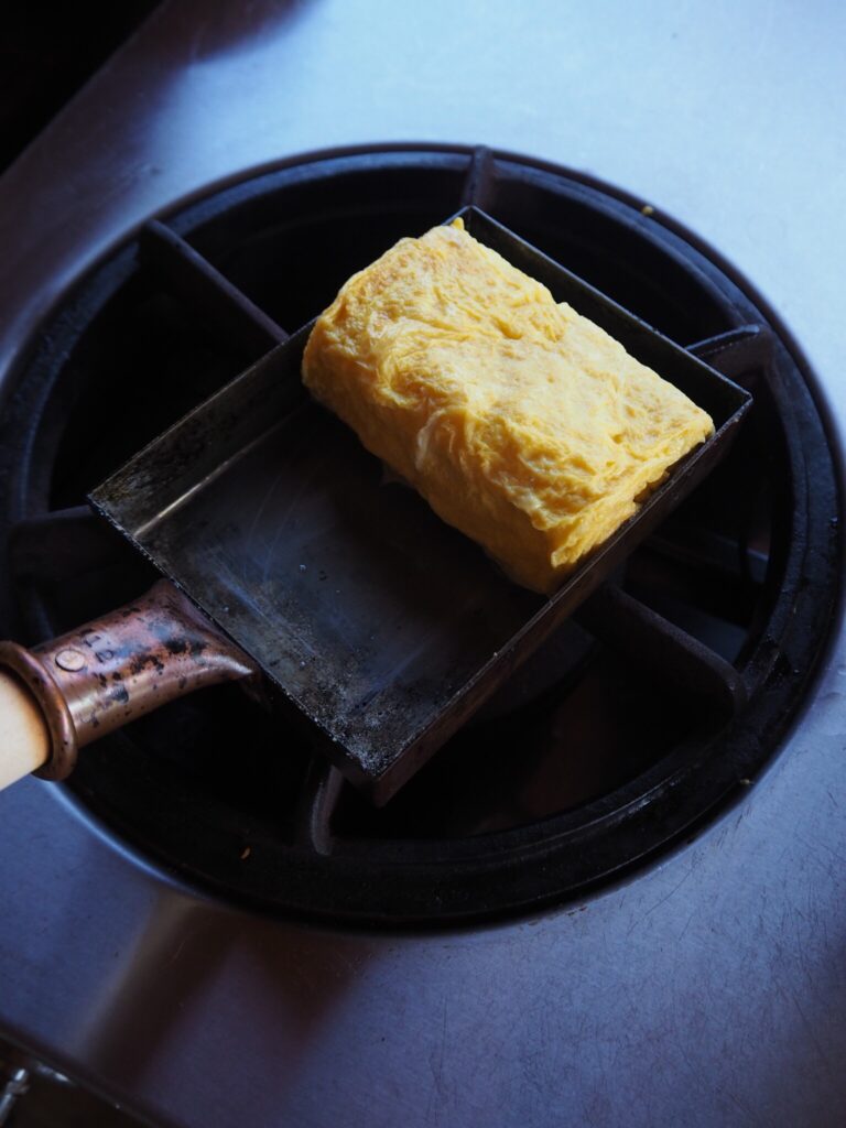 厚焼き玉子と蓮根の青のり和え。ご褒美の日のためのお弁当。写真と文:仁平里帆 (『からだと心整う台所ごよみ365日』著者) #4銅製の卵焼き器でふわりと焼きあげる。 | 銅製の卵焼き器でふわりと焼きあげる。 厚焼き玉子と蓮根の青のり和え。ご褒美の日のためのお弁当。写真と文:仁平里帆 (『からだと心整う台所ごよみ365日』著者) #4銅製の卵焼き器でふわりと焼きあげる。