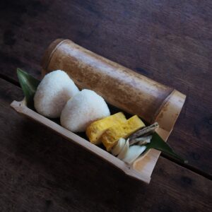 厚焼き玉子と蓮根の青のり和え。ご褒美の日のためのお弁当。写真と文：仁平里帆 (『からだと心整う台所ごよみ365日』著者) #4おむすびと厚焼き玉子の竹弁当。 | おむすびと厚焼き玉子の竹弁当。