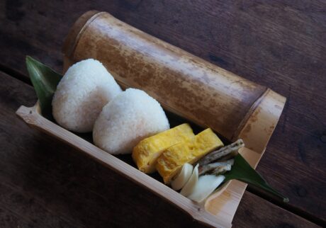 厚焼き玉子と蓮根の青のり和え。ご褒美の日のためのお弁当。写真と文:仁平里帆 (『からだと心整う台所ごよみ365日』著者) #4おむすびと厚焼き玉子の竹弁当。 | おむすびと厚焼き玉子の竹弁当。 厚焼き玉子と蓮根の青のり和え。ご褒美の日のためのお弁当。写真と文:仁平里帆 (『からだと心整う台所ごよみ365日』著者) #4おむすびと厚焼き玉子の竹弁当。 | おむすびと厚焼き玉子の竹弁当。