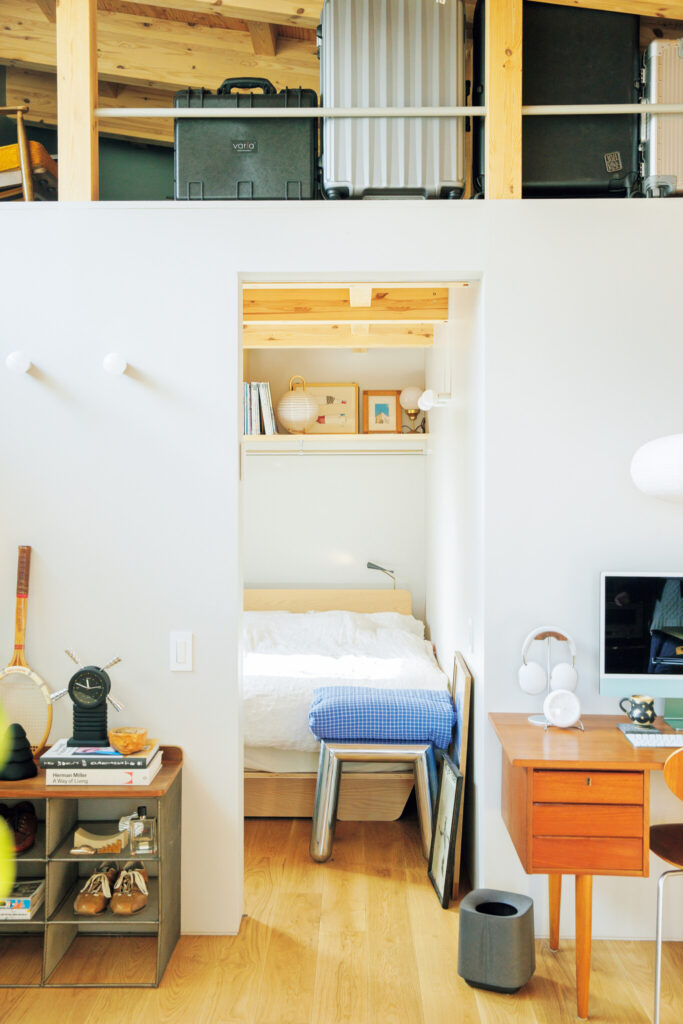 居所によって、眺めが変わる楽しみを。50平米のふたり暮らし。ベッドルーム。「寝るときだけ扉を閉め、それ以外は開けて空間に奥行きを持たせるようにしています」と功さん。 | ベッドルーム。「寝るときだけ扉を閉め、それ以外は開けて空間に奥行きを持たせるようにしています」と功さん。