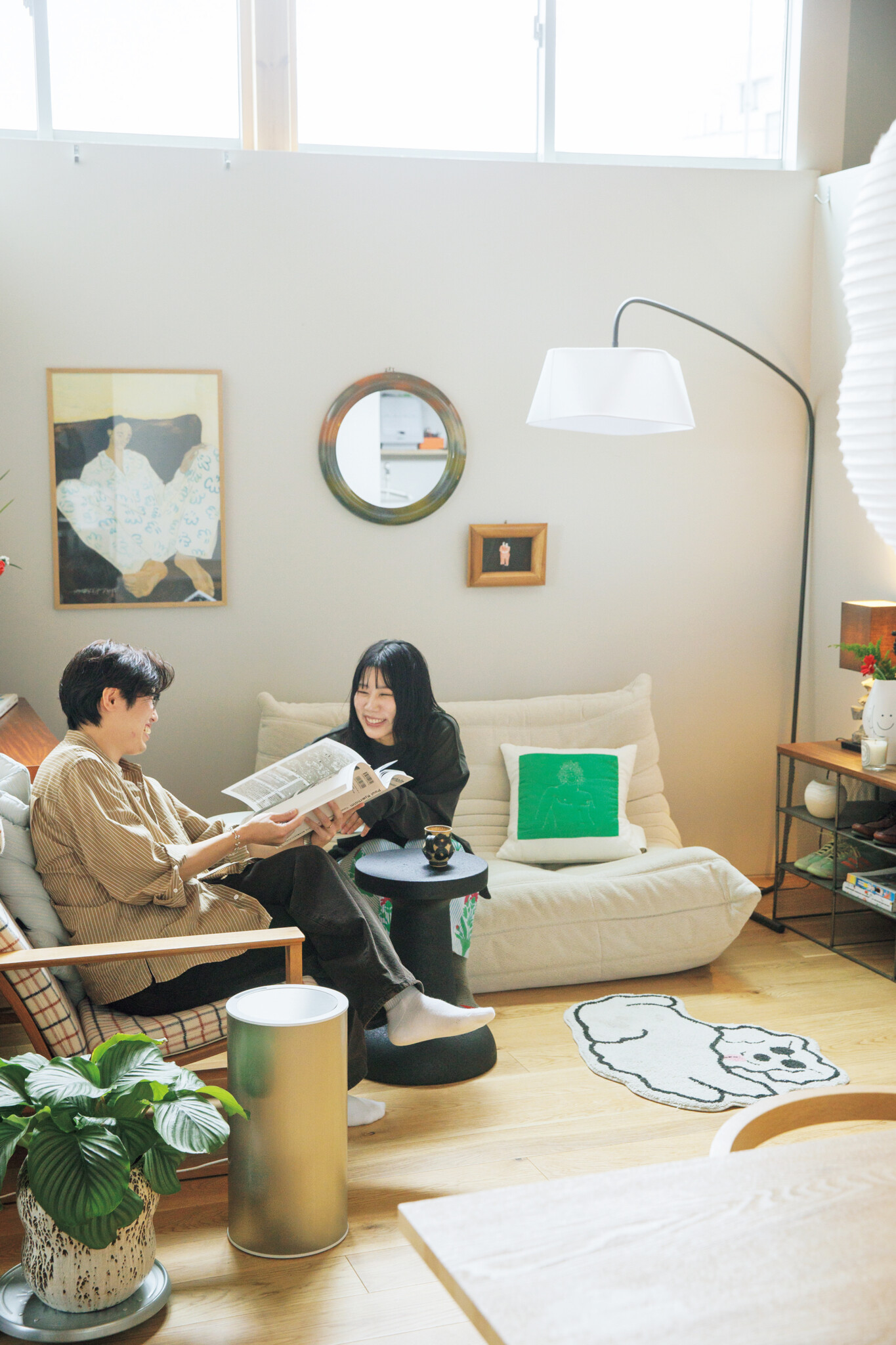 居所によって、眺めが変わる楽しみを。50平米のふたり暮らし。部屋の中を歩いているときにも窓の外が見える。ソファで読書する際に、光が手元に降り注ぐ。 | 部屋の中を歩いているときにも窓の外が見える。ソファで読書する際に、光が手元に降り注ぐ。 居所によって、眺めが変わる楽しみを。50平米のふたり暮らし。部屋の中を歩いているときにも窓の外が見える。ソファで読書する際に、光が手元に降り注ぐ。 | 部屋の中を歩いているときにも窓の外が見える。ソファで読書する際に、光が手元に降り注ぐ。