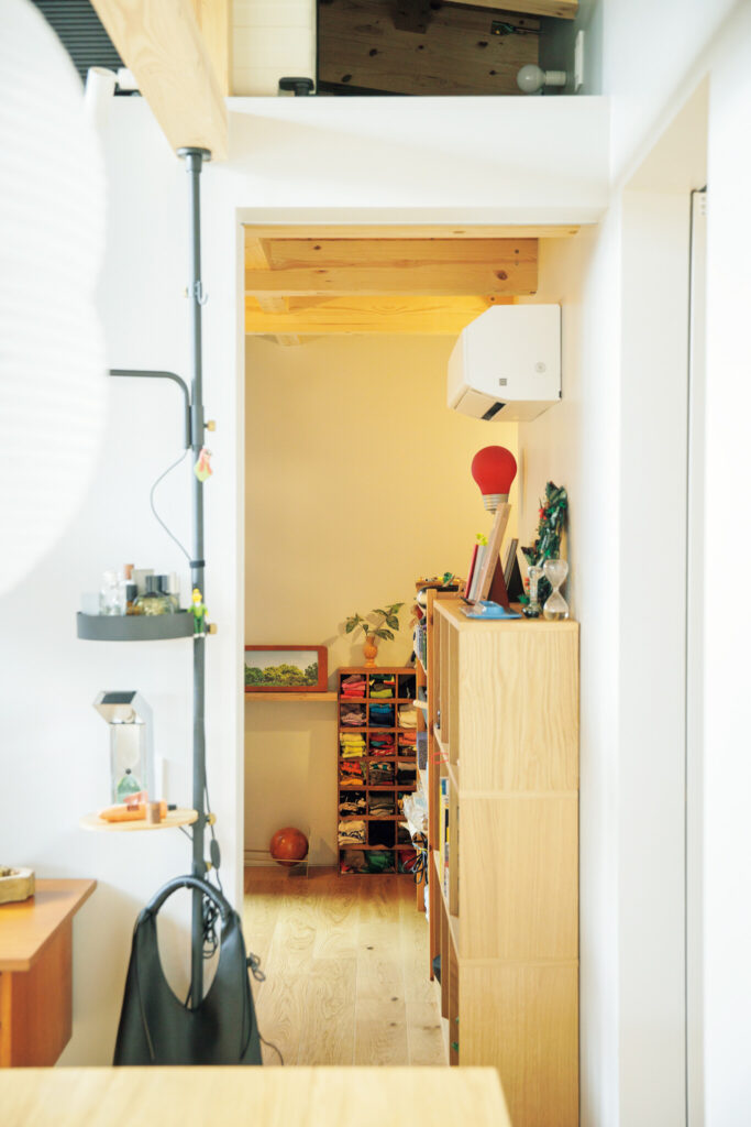 居所によって、眺めが変わる楽しみを。50平米のふたり暮らし。収納棚をいくつか置いて2人分の衣類や小物、書類などをまとめた部屋。右奥のコーナーは亜桜衣さんの仕事部屋に。 | 収納棚をいくつか置いて2人分の衣類や小物、書類などをまとめた部屋。右奥のコーナーは亜桜衣さんの仕事部屋に。